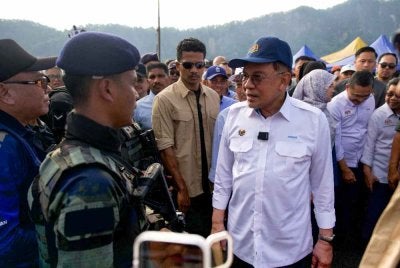 Anwar meninjau lokasi bencana kebakaran di Kampung Bahagia dan melawat mangsa yang terjejas di PPR Taman Batu Sapi pada Rabu. Foto Bernama