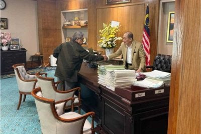 Pandikar Amin bersalaman dengan Hajiji. 