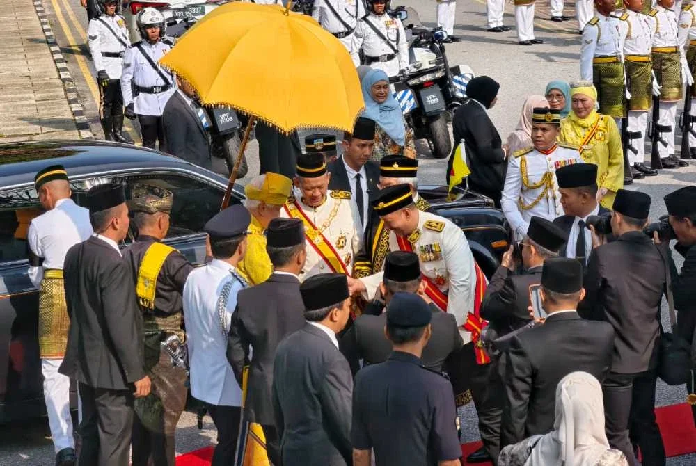 Tuanku Muhriz tiba di pekarangan Bangunan DUN Negeri Sembilan disambut MK Ibrahim, Aminuddin dan Mohd Zafir.