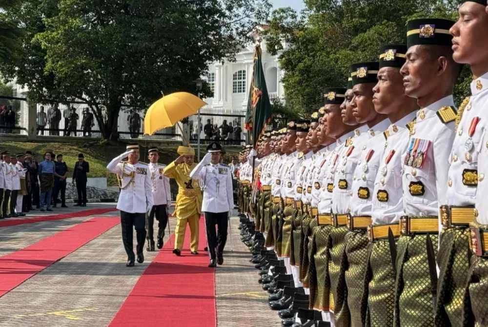 Tuanku Muhriz memeriksa kawalan kehormatan pada majlis Istiadat Pembukaan Persidangan DUN Negeri Sembilan.