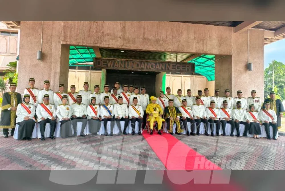 Tuanku Muhriz (tengah) bersama barisan Ahli Dewan Undangan Negeri (ADUN) Negeri Sembilan selepas majlis Istiadat Pembukaan Persidangan DUN Negeri Sembilan pada Khamis.