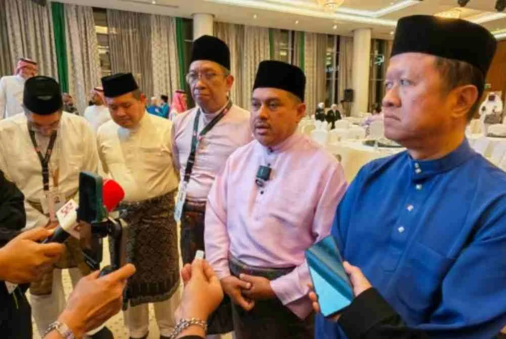 Mohd Hisham (dua dari kanan) bercakap kepada pemberita selepas Majlis Ta'aruf Operasi Haji 2026 di Makkah pada Khamis.