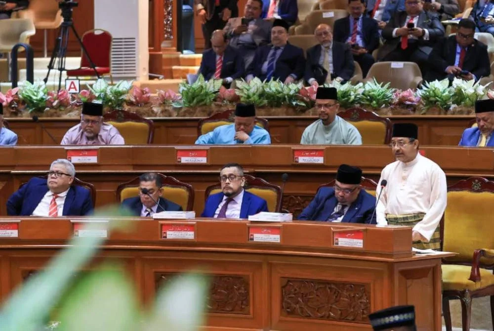 Mohd Nassuruddin (kanan) ketika menjawab soalan di Sidang DUN Kelantan. - Foto Facebook Mohd Nassuruddin Daud
