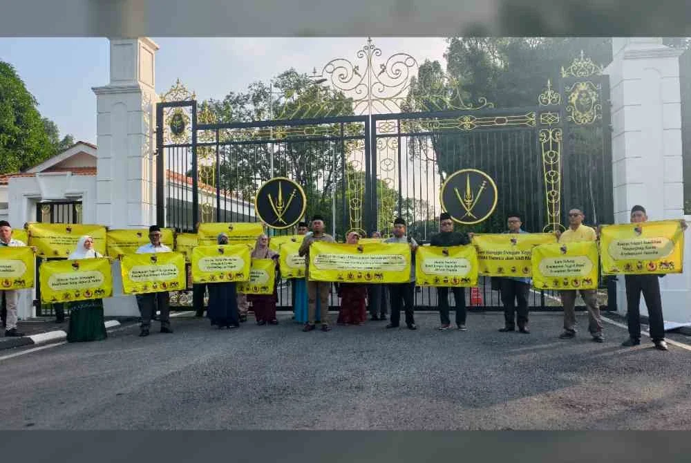 Kumpulan dikenali sebagai Sekretariat Sokongan dan Taat Setia kepada Yang di-Pertuan Besar dan Menteri Besar berkumpul di Istana Hinggap bermula jam 8.45 pagi.