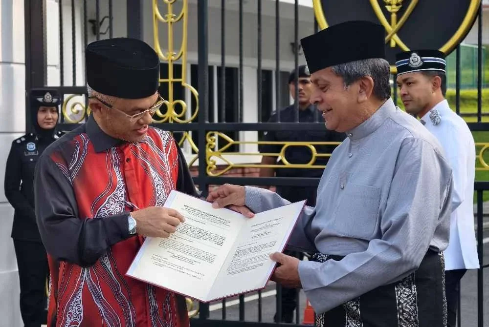Mohd Aluwi menyerahkan memorandum kepada Datuk Mahmood Fawzy