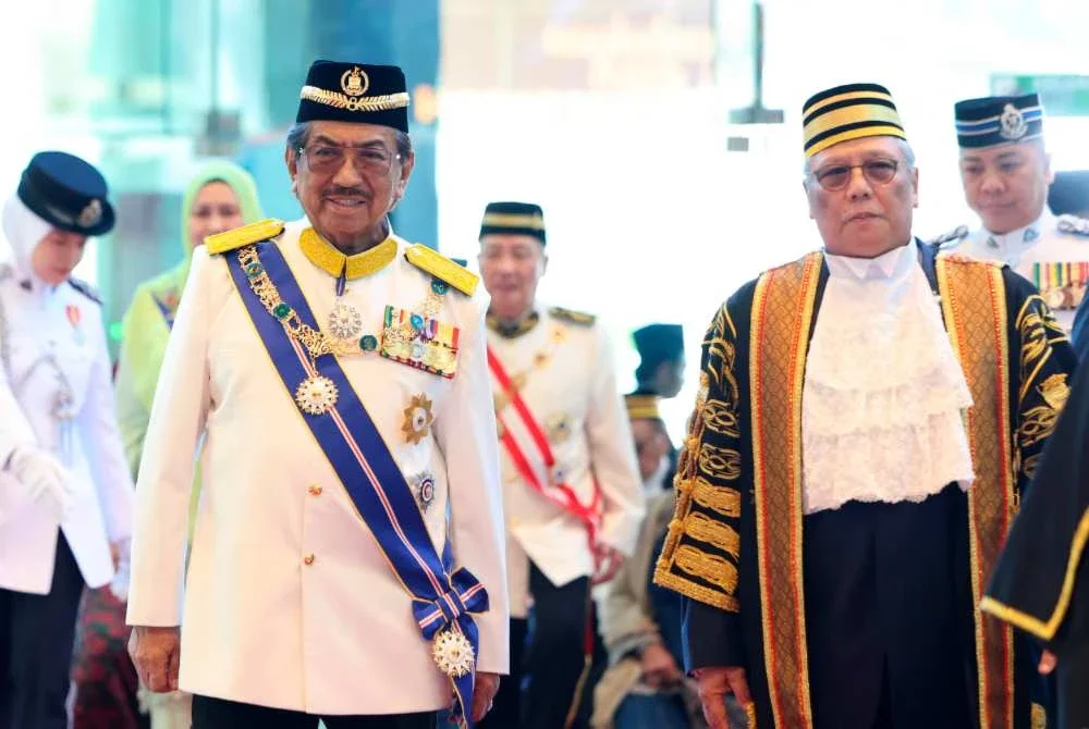 Tun Musa (kiri) ketika menghadiri Mesyuarat Pertama Penggal Kedua Dewan Undangan Negeri Sabah Ke-17 di Dewan Undangan Negeri Sabah.