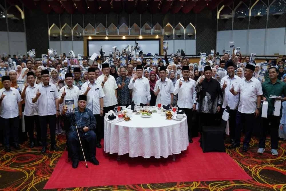 Wan Rosdy bergambar beramai-ramai bersama tetamu dan penerima di Bangunan Sultan Salahuddin Abdul Aziz Shah di sini pada Khamis.
