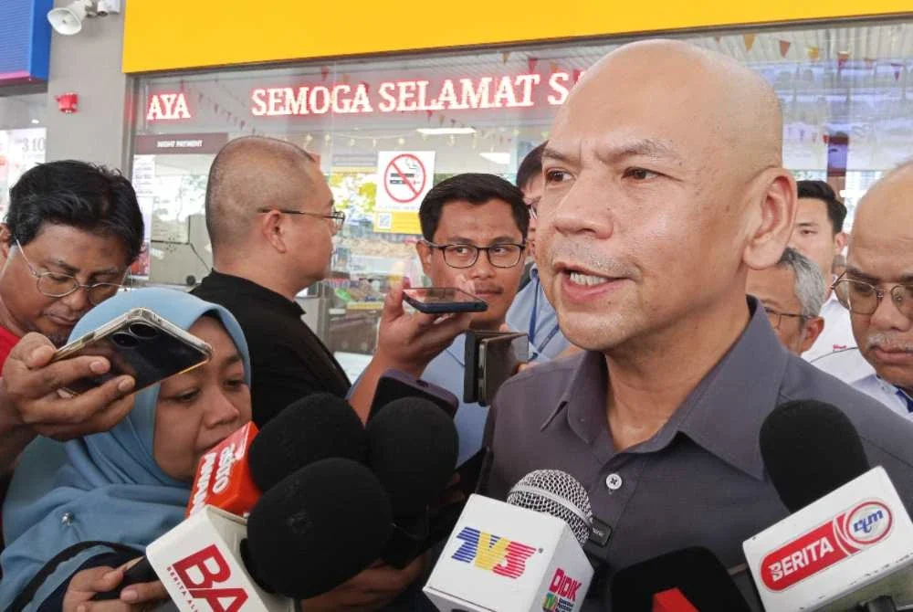 Armizan bercakap kepada pemberita selepas melakukan tinjauan di sebuah stesen minyak di Taman Mount Austin pada Khamis.