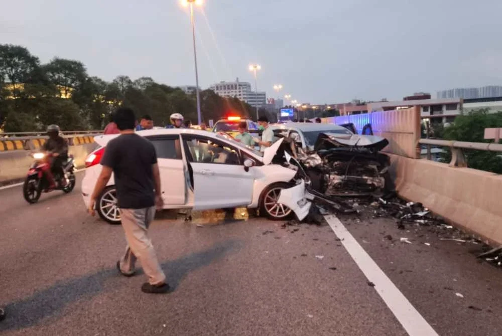 Akibat pelanggaran itu, penumpang lelaki berusia 22 tahun disahkan meninggal dunia di lokasi kejadian akibat kecederaan parah di bahagian kepala.