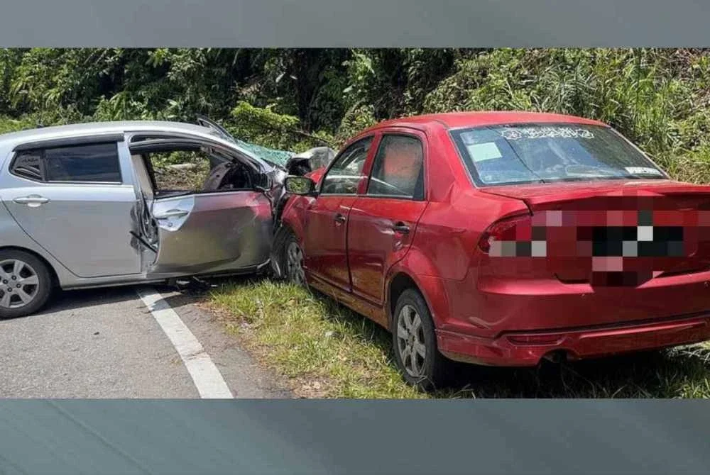 Keadaan dua kereta remuk selepas terlibat kemalangan. 