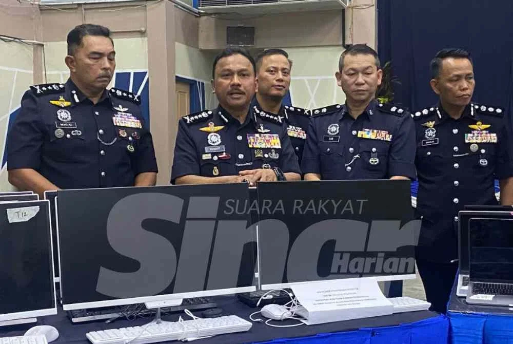 Mohd Yusoff (dua,kiri) menunjukkan alatan yang dirampas semasa sidang akhbar di IPD Tanah Merah pada Khamis. Foto:SINAR HARIAN/HAZELEN LIANA KAMARUDIN