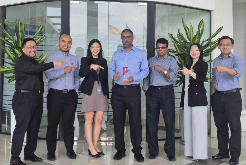 Syed Mohammed Idid (kiri) bersama sebahagian warga kerja WCE meraikan kejayaan meraih Anugerah Emas pada PR Awards 2026.