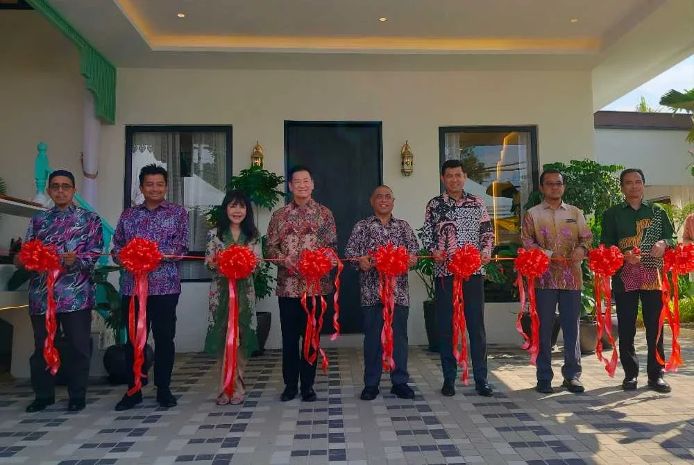 Saarani (tengah) memotong riben sebagai gimik pelancaran Projek Gopeng Avante yang dibangunkan Kumpulan Team Keris Berhad pada Khamis.