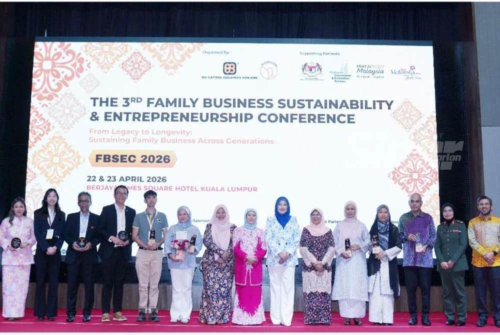 Menteri Pembangunan Wanita, Keluarga dan Masyarakat, Datuk Seri Nancy Shukri (tengah) bergambar bersama penerima anugerah pada majlis Persidangan Ke-3 Kelestarian Perniagaan Keluarga & Keusahawanan (FBSEC) 2026 yang diadakan pada Khamis. FOTO SINAR HARIAN - ROSLI TALIB