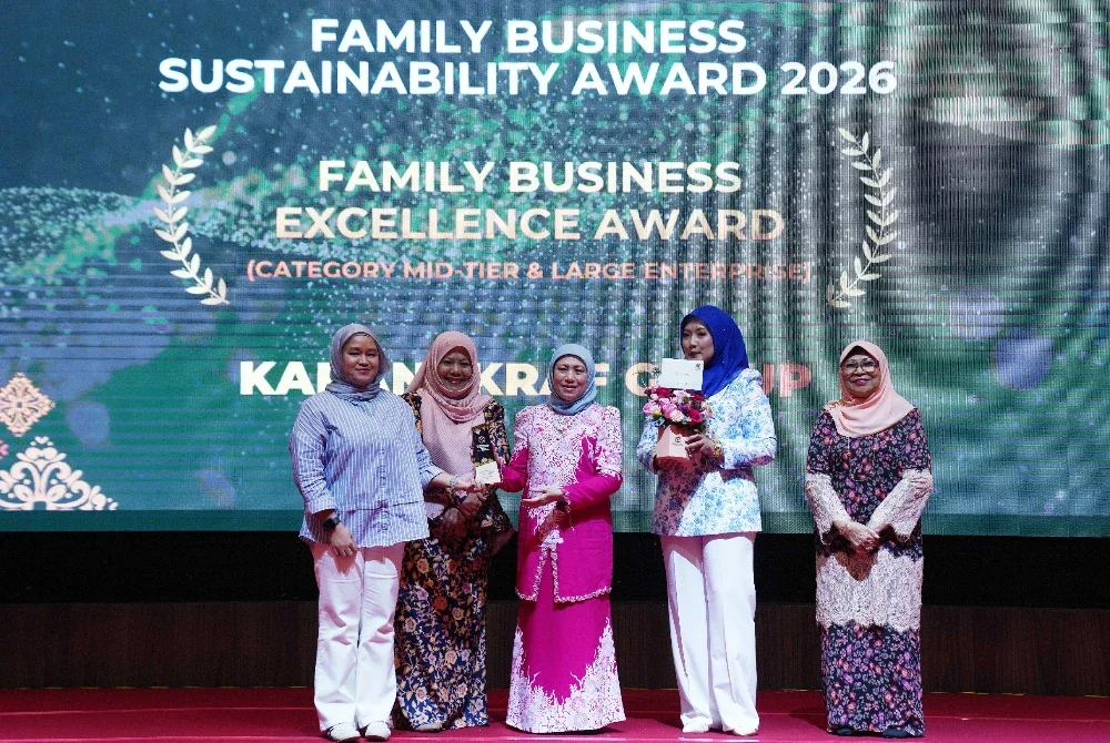 Nancy Shukri (tengah) menyampaikan trofi kepada Ketua Pegawai Eksekutif Grup Sinar Karangkraf, Farah Hussamuddin (kiri). Karangkraf menerima Anugerah Family Business Excellence Award (Category Mid-Tier & Large Enterprise). FOTO SINAR HARIAN - ROSLI TALIB