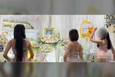 Persembahan tersebut berlaku pada malam terakhir upacara pengebumian pada 20 April di daerah Nakhon Si Thammarat.