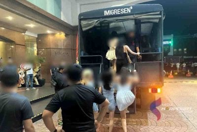 Imigresen Johor menahan 37 warga asing dalam serbuan di sebuah pusat hiburan di Stulang Laut, Johor Bahru, lewat malam Selasa. Foto JIM Johor
