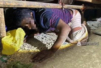 Warga asing cuba bersembunyi elak dicekup pihak berkuasa. Foto JIM Kelantan