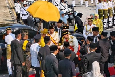 Tuanku Muhriz tiba di pekarangan Bangunan DUN Negeri Sembilan disambut MK Ibrahim, Aminuddin dan Mohd Zafir.