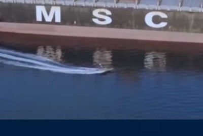 Tangkap layar video memaparkan pihak Iran menahan kapal tersebut. Foto Agensi