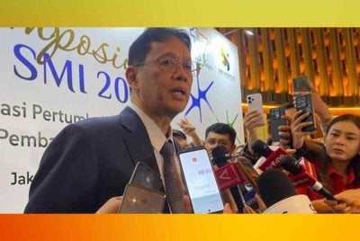 Purbaya bercakap pada pemberita dalam satu simposium kewangan di Jakarta. Foto Agensi