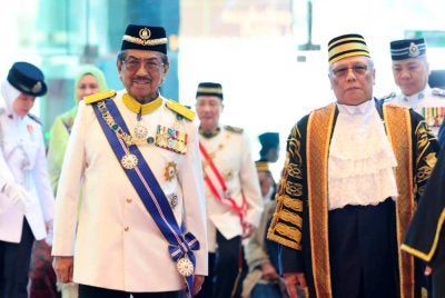 Tun Musa (kiri) ketika menghadiri Mesyuarat Pertama Penggal Kedua Dewan Undangan Negeri Sabah Ke-17 di Dewan Undangan Negeri Sabah.