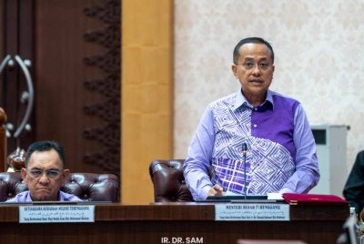 Ahmad Samsuri (kanan) ketika berucap pada pada Persidangan Dewan Undangan Negeri (DUN) Terengganu di Wisma Darul Iman di Kuala Terengganu pada Khamis.