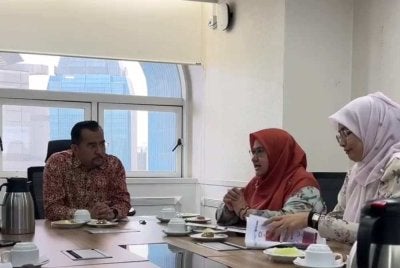 Asyraf Wajdi mendengar Pembentangan laporan kajian UPM mengenai Keberkesanan Projek Rintis Pelantikan Warden Luar Sepenuh Masa di MRSM.