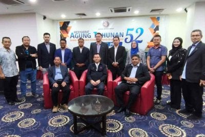 Zuhaizar (duduk, tengah) selepas hadir Mesyuarat Agung Tahunan ke-52 DPMM Kedah di Alor Setar pada Khamis.