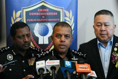 Ayob Khan (tengah) mengadakan sidang akhbar selepas majlis perasmian Forum Perdana Pertubuhan Kesedaran Jenayah dan Keselamatan Awam Pulau Pinang (CCPSS) di George Town pada Khamis.
--fotoBERNAMA (2026) HAK CIPTA TERPELIHARA