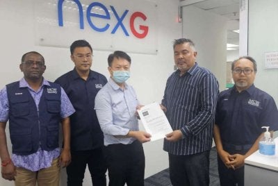 Jais (dua dari kanan) menyerahkan memorandum yang diterima oleh wakil NexG pada Khamis.