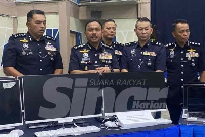 Mohd Yusoff (dua,kiri) menunjukkan alatan yang dirampas semasa sidang akhbar di IPD Tanah Merah pada Khamis. Foto:SINAR HARIAN/HAZELEN LIANA KAMARUDIN