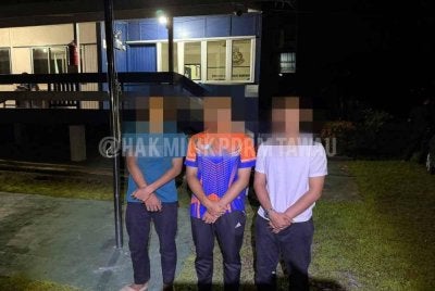 Tiga pelajar lelaki ditahan polis selepas disyaki terbabit dalam kes rogol melibatkan rakan sekolah mereka di sebuah rumah. 