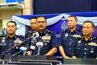 Mohd Yusoff (dua dari kiri) bercakap ketika sidang akhbar di Ibu Pejabat Polis Daerah (IPD) Tanah Merah pada Khamis.