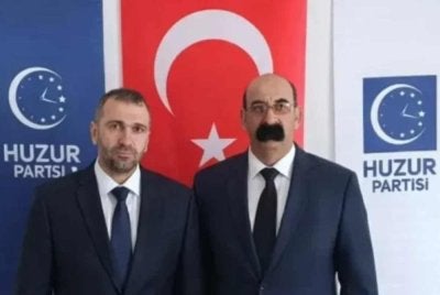 Orhan Avci (kanan) bersama Sait Mocu dan.- Agensi