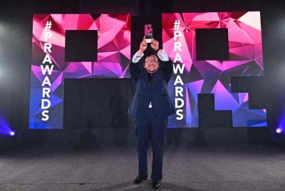 Syed Mohammed Idid menunjukkan Anugerah Emas diterima WCE ketika PR Awards 2026.