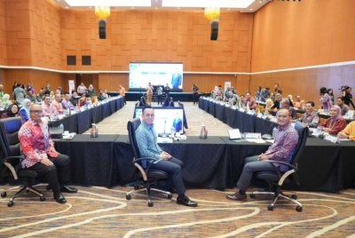 Steven (tengah) mempengerusikan Mesyuarat MPKK yang berlangsung di Menara Kembar Bank Rakyat pada Khamis.