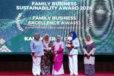 Nancy Shukri (tengah) menyampaikan trofi kepada Ketua Pegawai Eksekutif Grup Sinar Karangkraf, Farah Hussamuddin (kiri). Karangkraf menerima Anugerah Family Business Excellence Award (Category Mid-Tier & Large Enterprise). FOTO SINAR HARIAN - ROSLI TALIB
