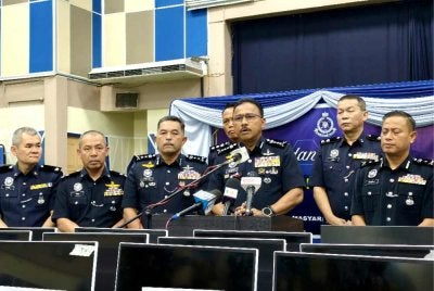 Ketua Polis Kelantan, Datuk Mohd Yusoff Mamat (tengah)