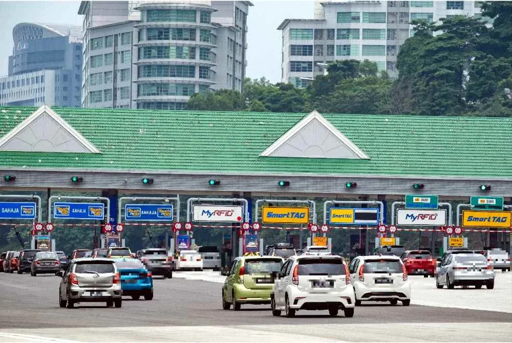 Kalau rasa bayar tol itu satu bebanan yang menyakitkan jiwa, mungkin sudah tiba masanya tukar kereta mewah itu kepada motosikal atau naik sahaja pengangkutan awam. Foto fail Bernama