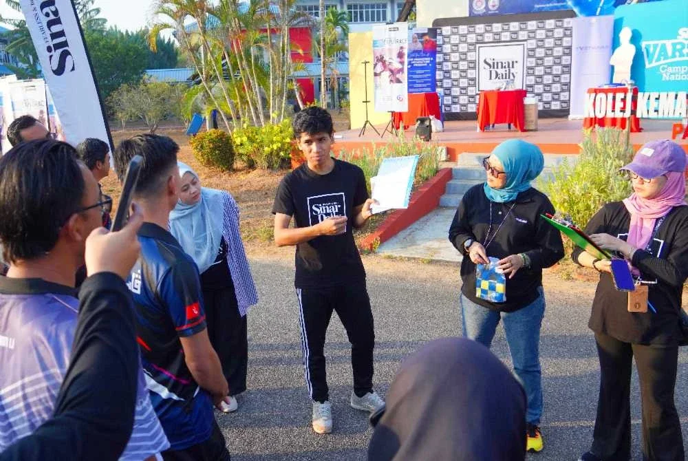 Hazwan (tiga dari kanan) memberi penerangan kepada para peserta program Eksplorasi Sinar Daily x Sinar Varsity yang diadakan di TVETMARA Pasir Mas pada Rabu.