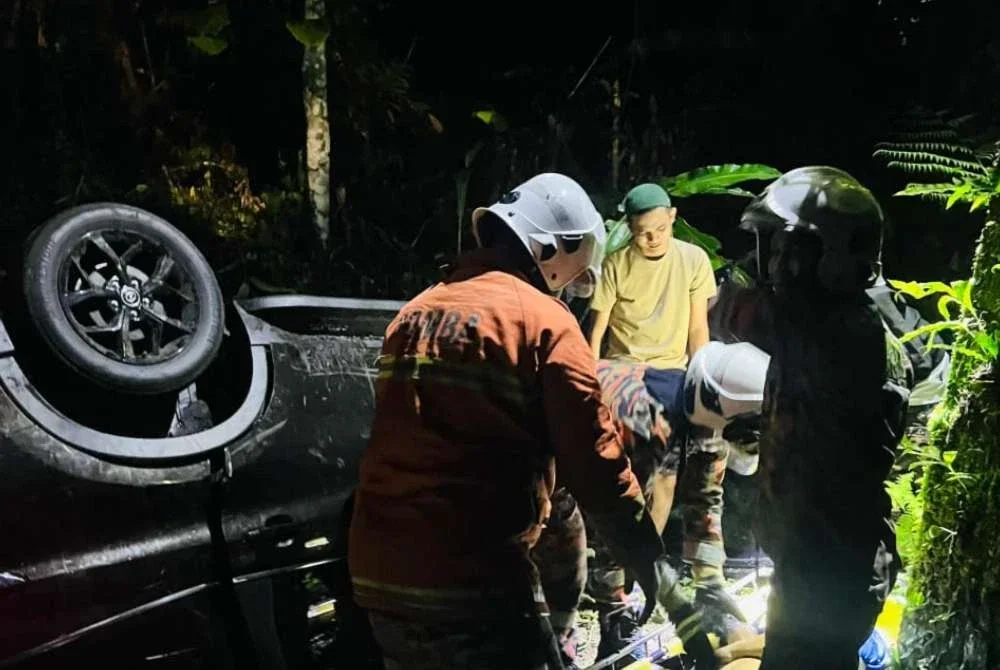 Kesemua mangsa yang cedera telah dikeluarkan oleh orang awam sebelum diserahkan kepada pihak KKM untuk rawatan lanjut. Foto JBPM Perak