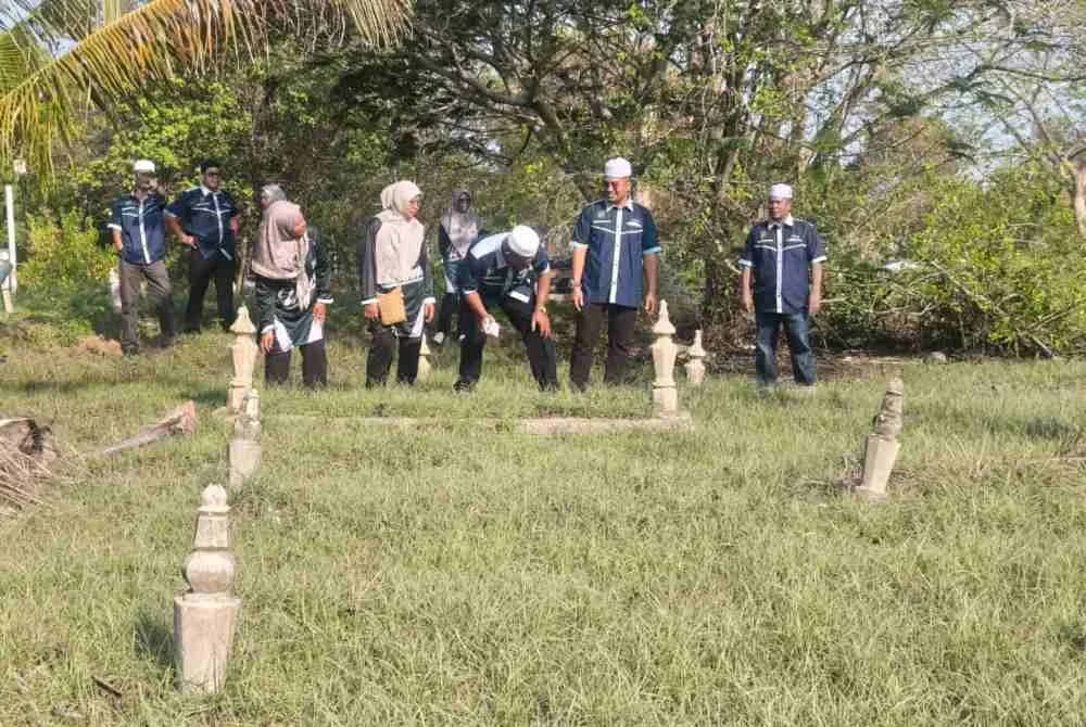 Muhammad Hazamer (dua dari kanan) bersama Ahli Jawatankuasa Masjid Al Maarufi meninjau tanah perkuburan Islam lama di Seberang Kota, Kuala Kedah.