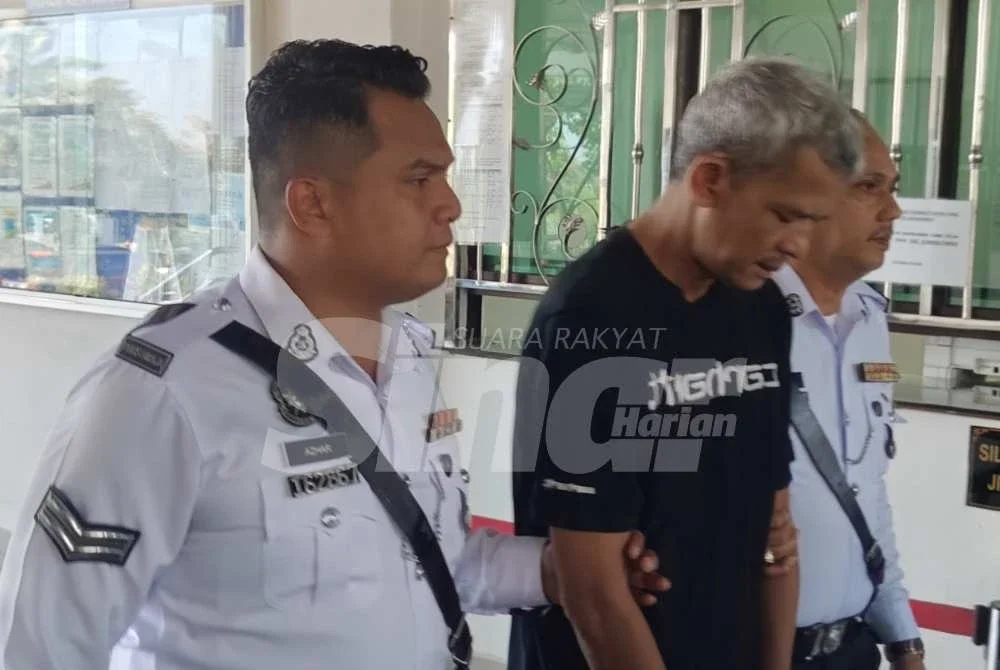 Tertuduh tiba di Mahkamah Majistret Alor Gajah pada Jumaat. Foto Sinar Harian