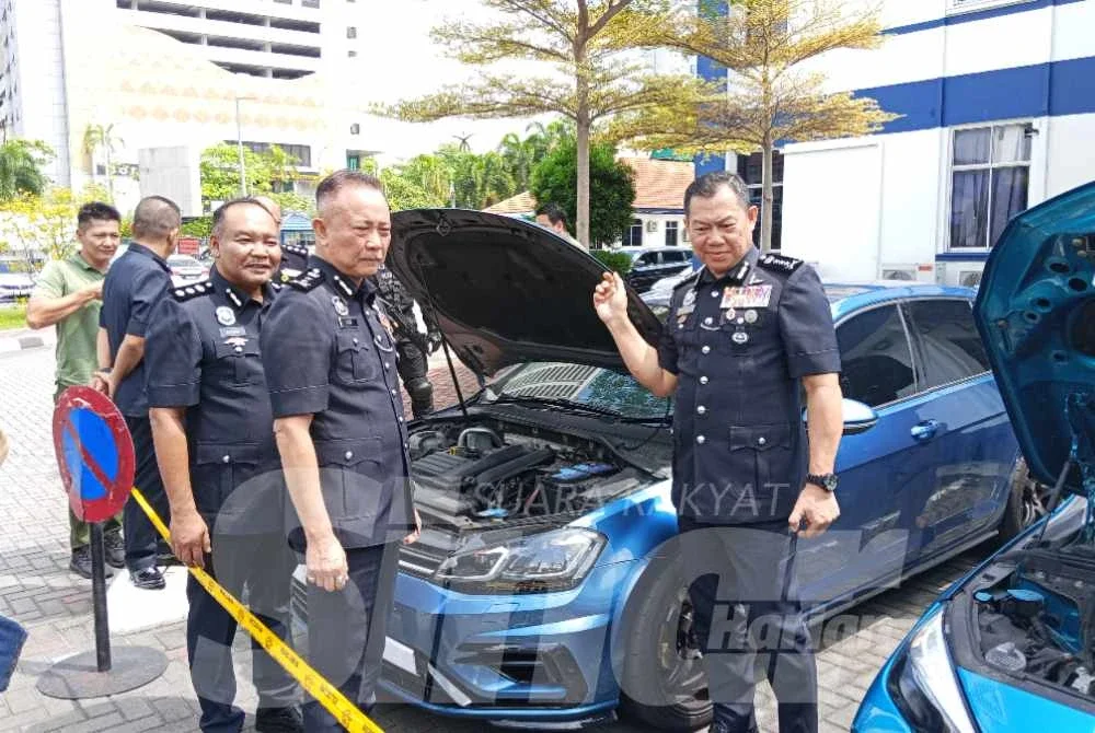 Ab Rahaman menunjukkan kereta mewah yang dirampas daripada sindiket dadah di Johor Bahru.