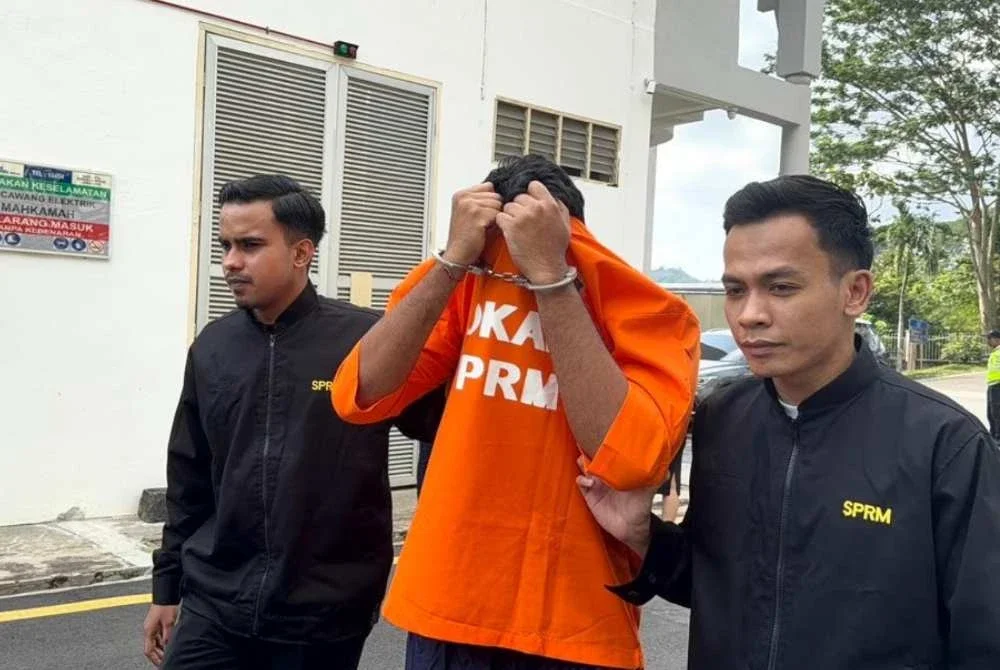 Seorang lagi suspek disyaki bersubahat mengemukakan dokumen mengandungi butir matan palsu melibatkan tuntutan pembekalan peralatan pembedahan berjumlah kira-kira RM54,000 ditahan reman. Foto SPRM Pahang