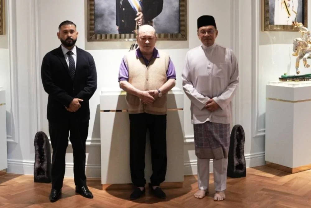 Pertemuan Perdana Menteri bersama Yang di-Pertuan Agong, Sultan Ibrahim dan Tunku Mahkota Ismail berlangsung di Istana Pasir Pelangi, Johor Bahru pada Jumaat. - Foto HRH Crown Prince of Johor