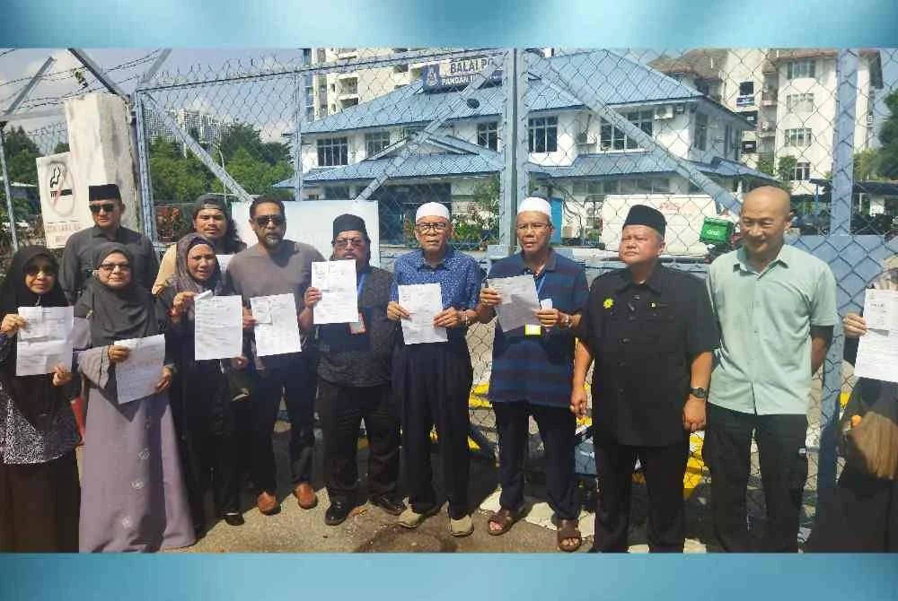 Abdullah (tiga dari kanan) bersama AJK Surau Taman Seraya membuat laporan di Balai Polis Pandan Indah pada Jumaat.