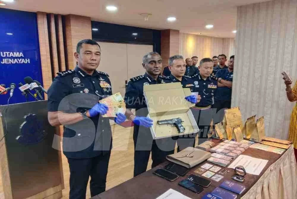 M Kumar menunjukkan antara senjata dan pelbagai barangan yang dirampas pihaknya menerusi serbuan dijalankan.