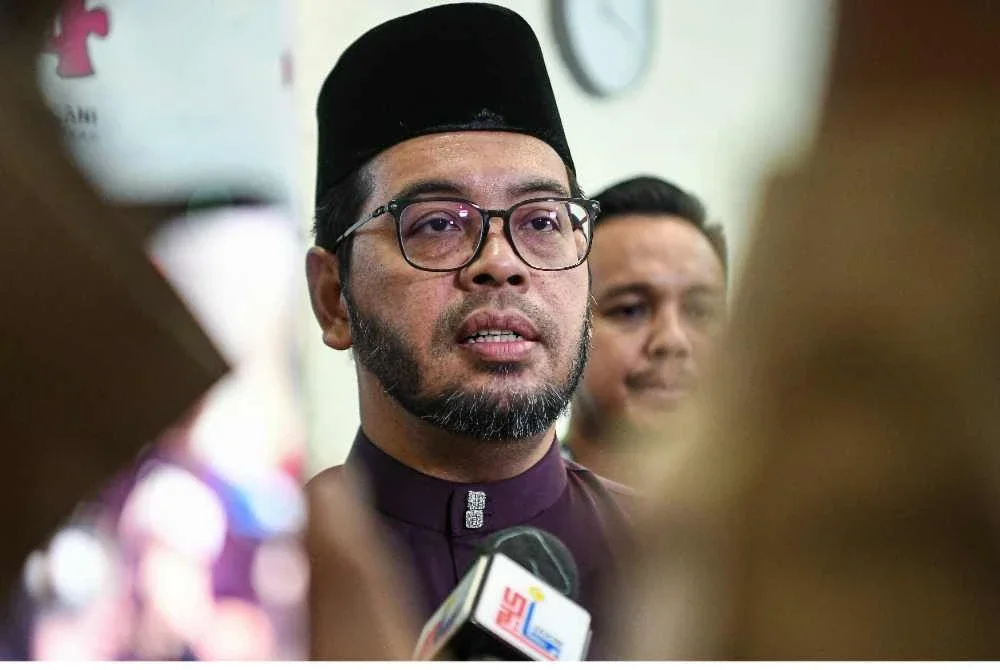 Menteri di Jabatan Perdana Menteri (Hal Ehwal Agama) Senator Dr Zulkifli Hasan (kiri) bercakap kepada pemberita selepas melawat Yayasan Pendidikan Insani hari ini. Foto Bernama
